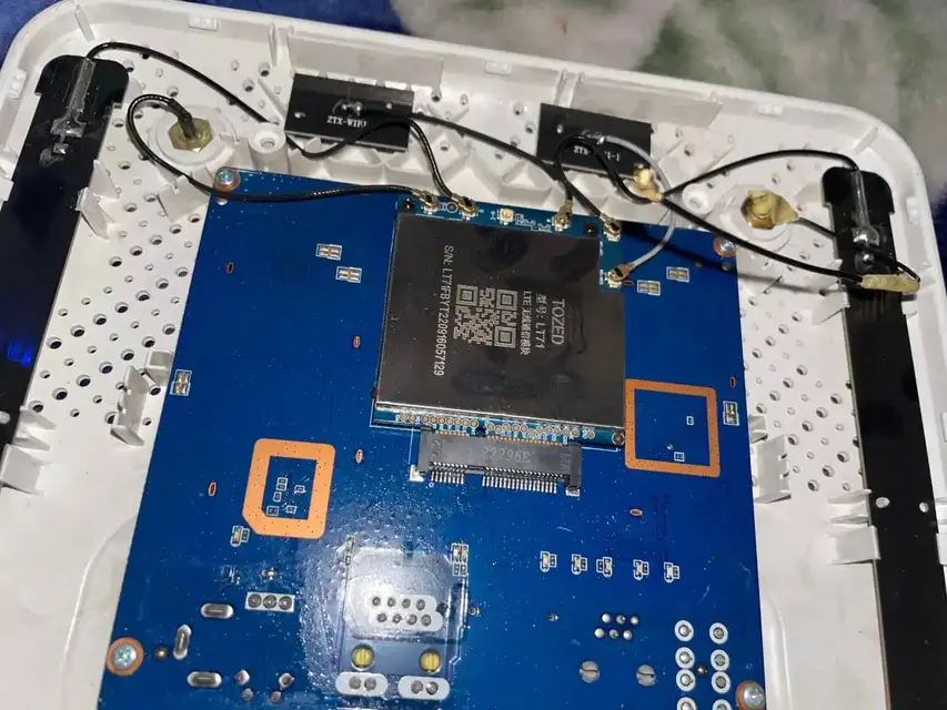 Open router showing its 4G LTE module and antennas